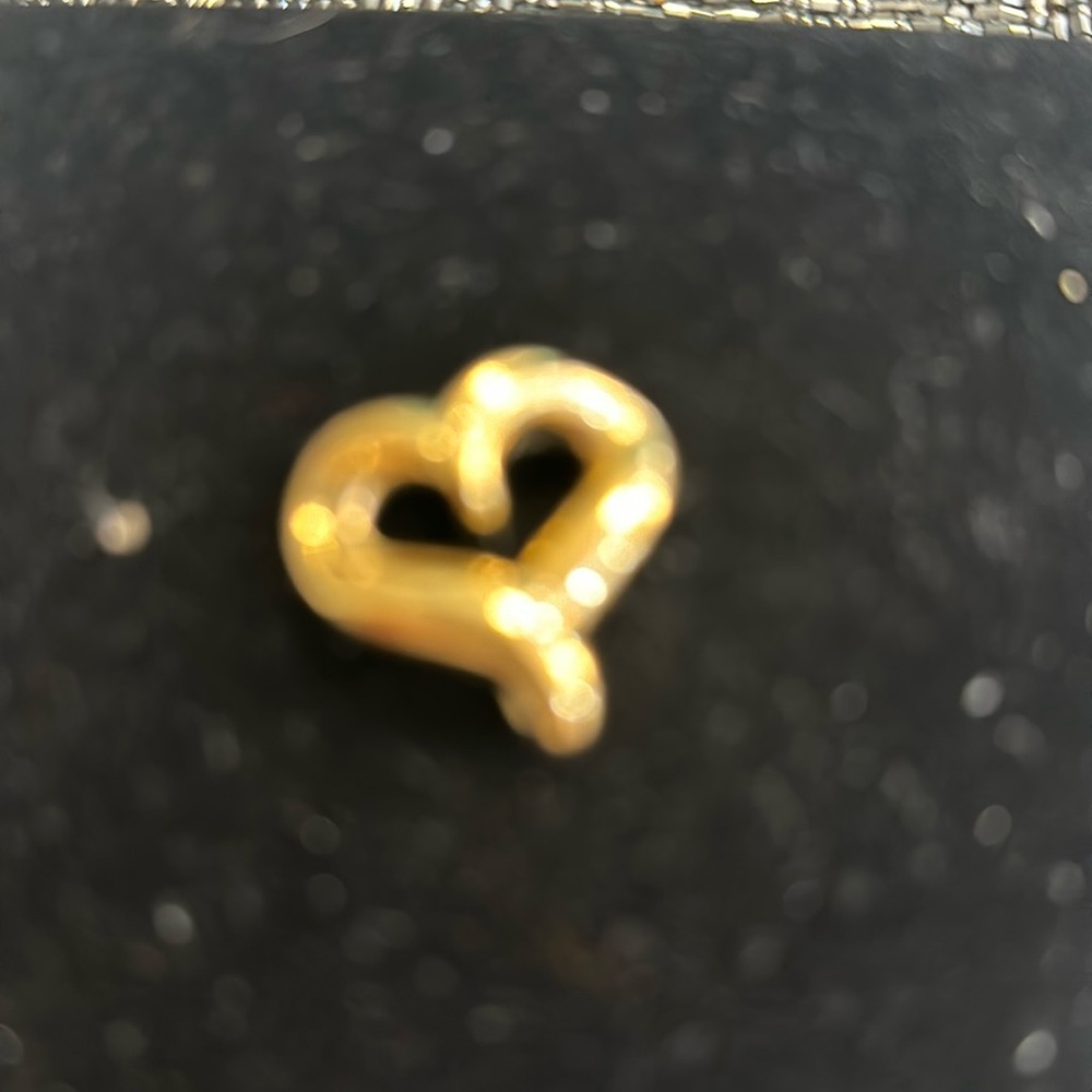 14 karat hollow heart pendant
